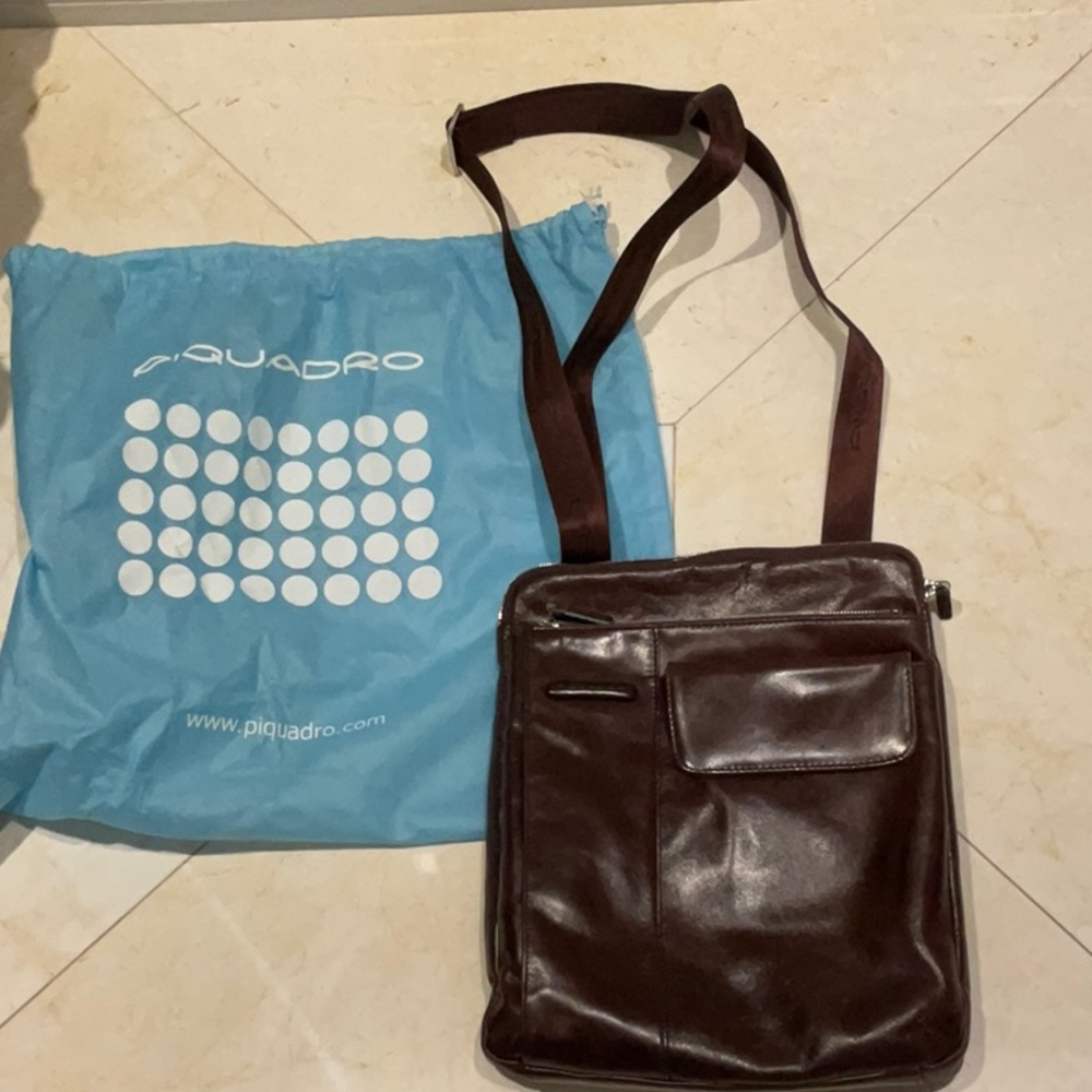DZ PIQUADRO leather Shoulder Bag W/ inner and outer Pockets